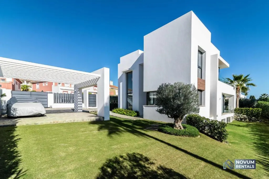 Remarkable 5-BDRM Villa - Heated POOL & GYM