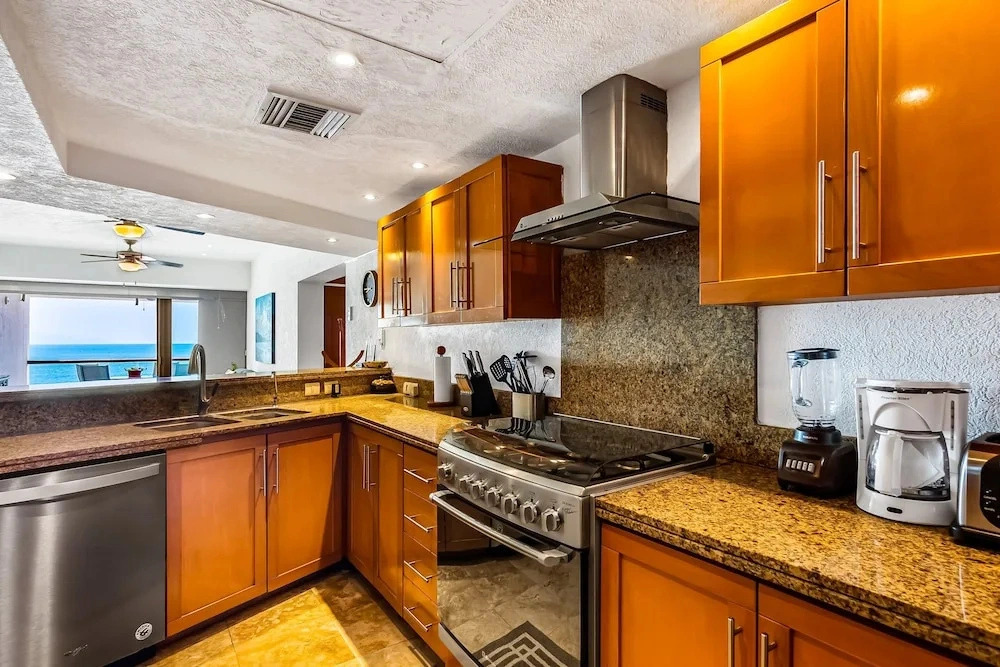Beachfront 4th-floor Condo With Views, Outdoor Pool, Balcony, W/D & Central AC
