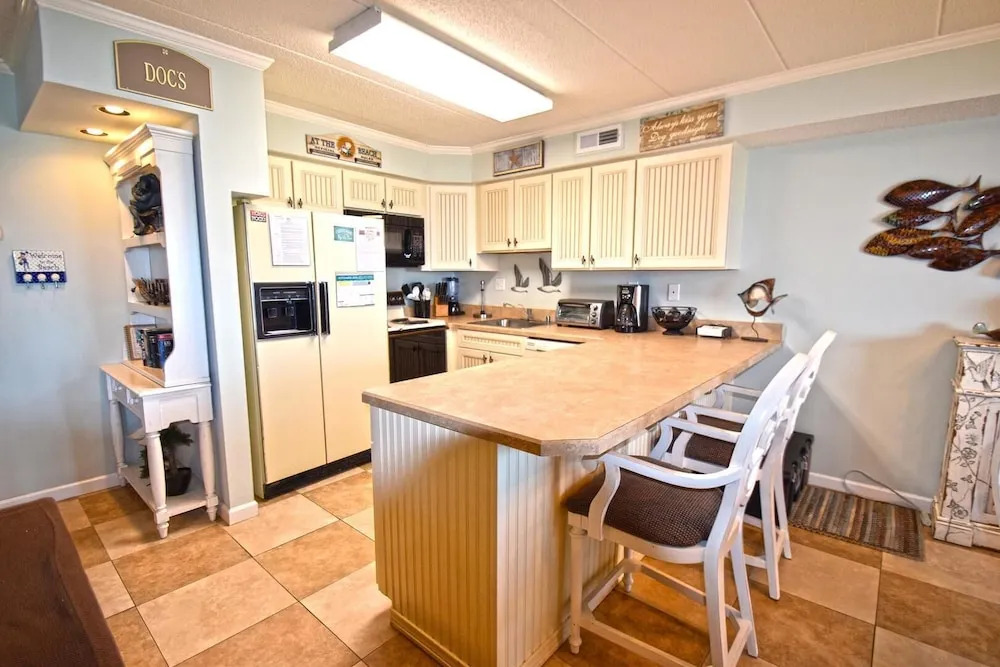 Harbour Island 102M 2 Bedroom Condo by RedAwning