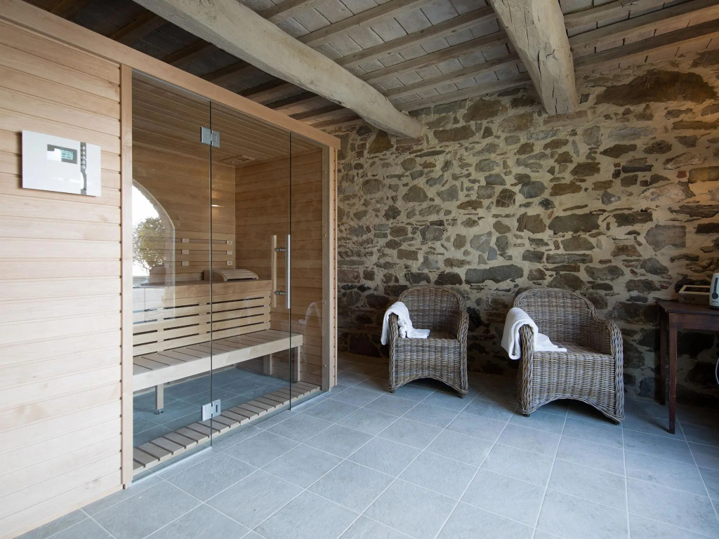 Luxury villa with private swimming pool, sauna and emotional shower, near lake