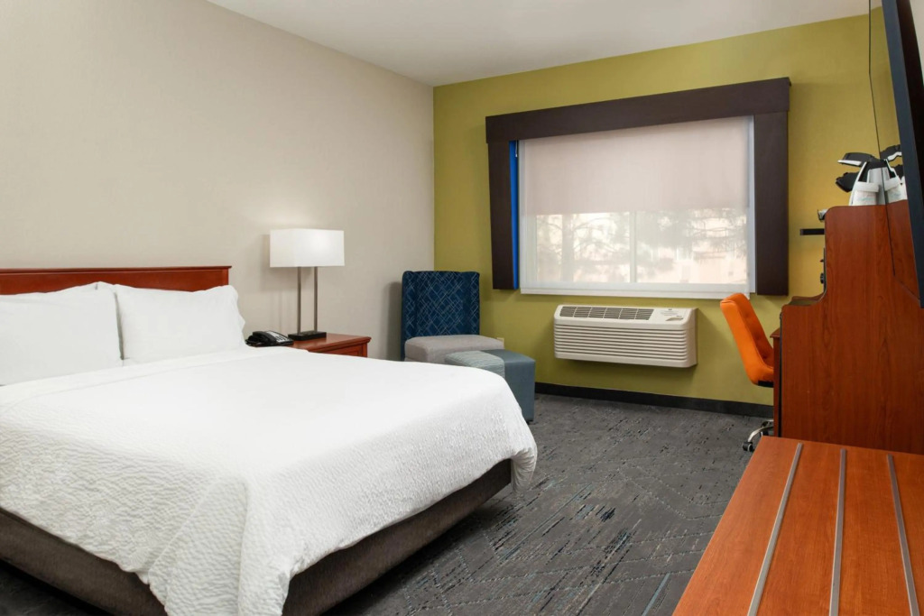 Holiday Inn Express & Suites Farmington Bloomfield by IHG