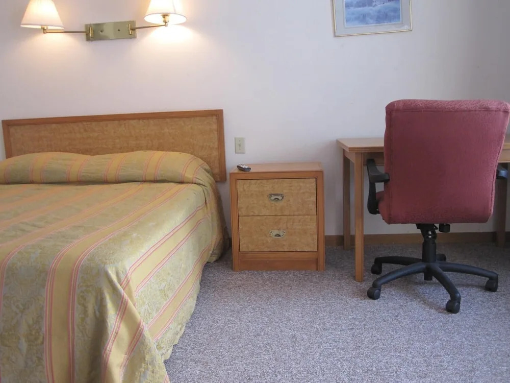 Clarkson Village Motel, 1815 Lakeshore Rd West Mississauga