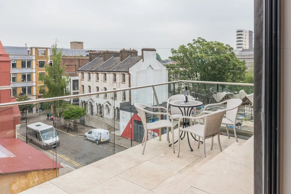 Delightful Dalston Home with Beautiful Balcony