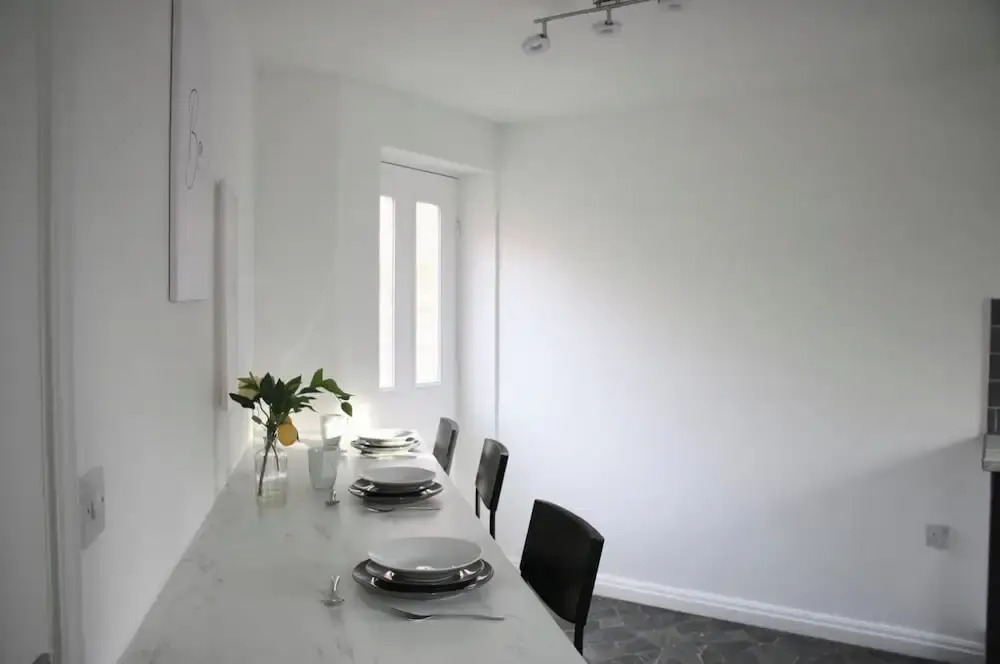 3 Bedroom House Close to City Centre/ Free Parking