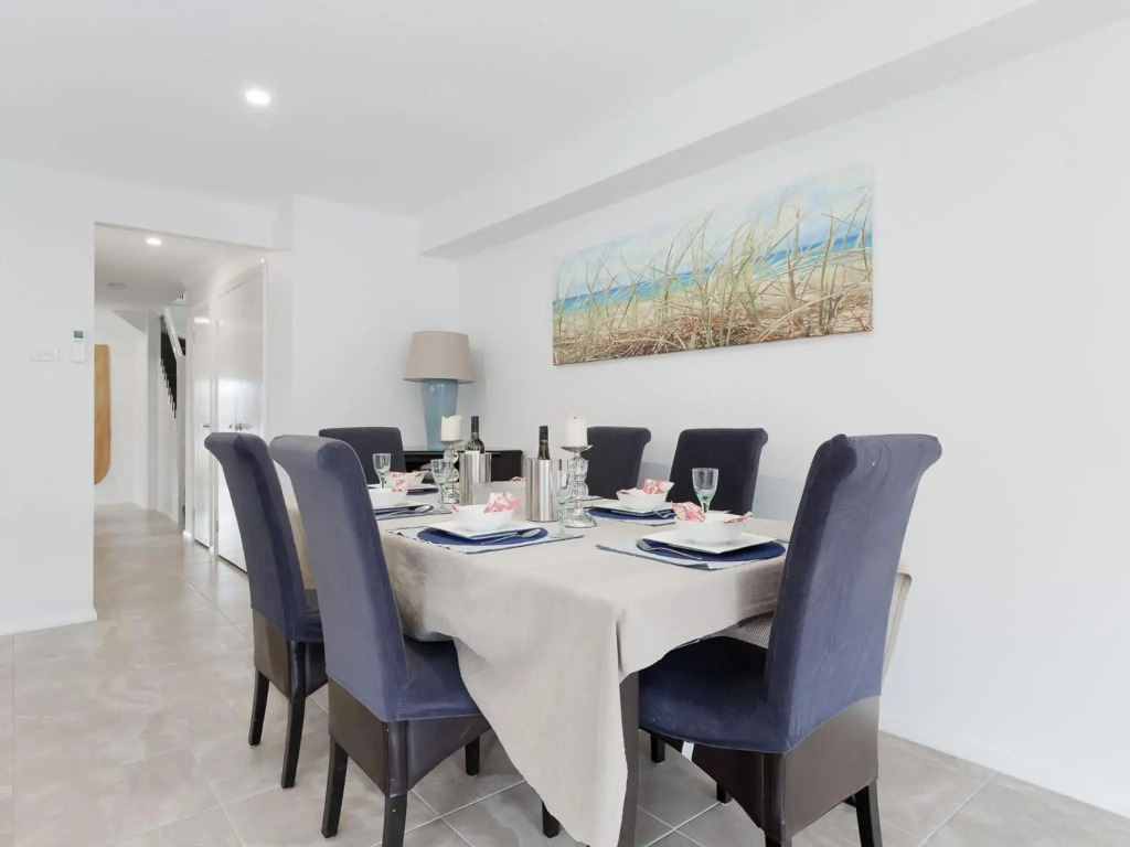 Birubi Breezes 2 Large Duplex with Air Conditioning WI FI and only 5 minute walk to the beach