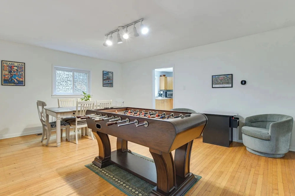 Spacious Chicago Group Home! Walk to Train & Eats