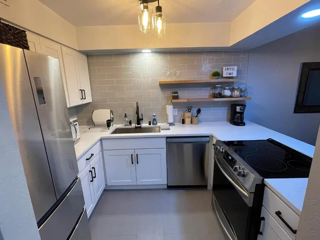 Next to Lake, Pool, 10 Acre Park, 1 Mile to Town, Best Prices