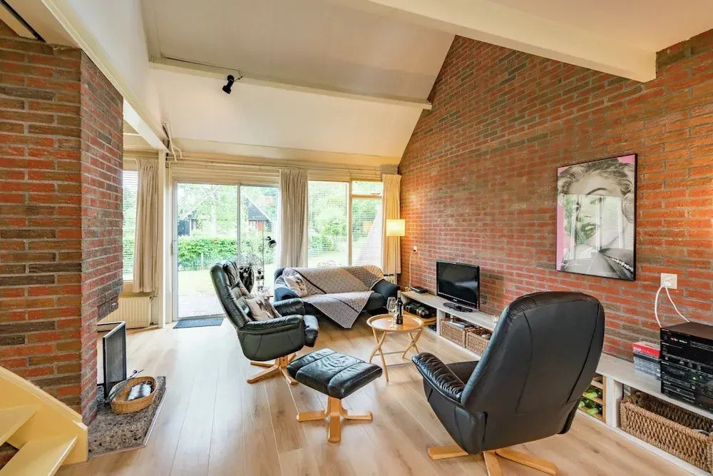 Cozy Holiday Home with Hot Tub in Lauwersoog by Lake