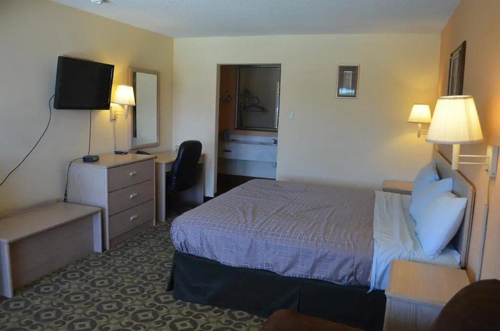 Summit Inn Hotel & Suites