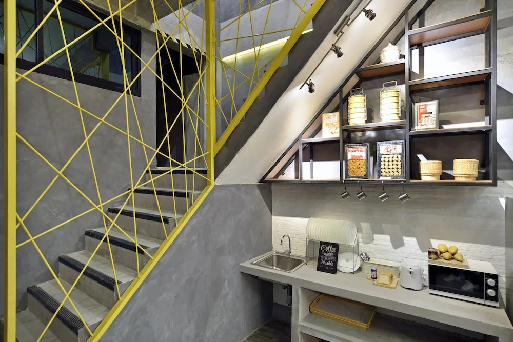 M Gray Hostel & Cafe