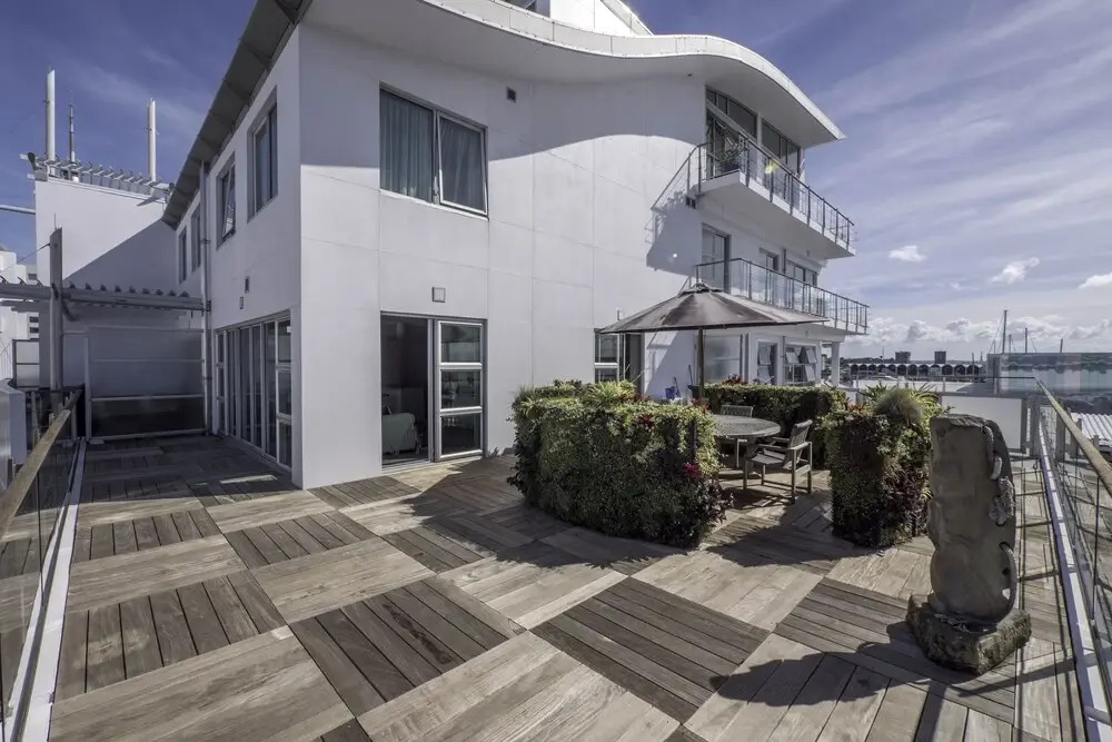 Seaview 1BR Apartment with Amazing Deck