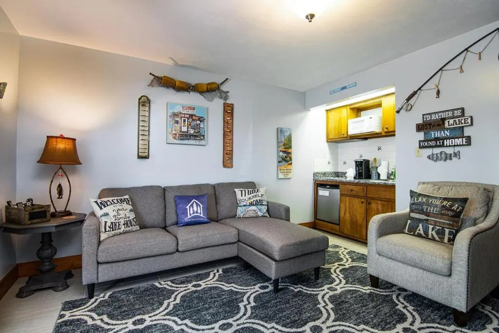 2 bdr Suite Right on Lake Tablerock Near Big Cedar Lodge Red Bud Cove