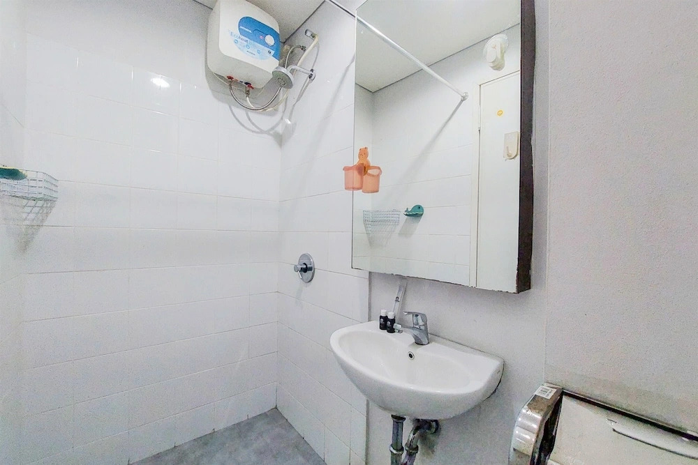 Minimalist And Warm Studio Room (No Kitchen) Kubikahomy Apartment