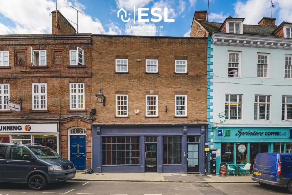 Cosy Modern 2 Bedroom Town Centre Duplex Apartment with Terrace