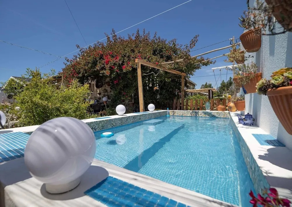 Beach House Babylon guest house with kitchenette and garden