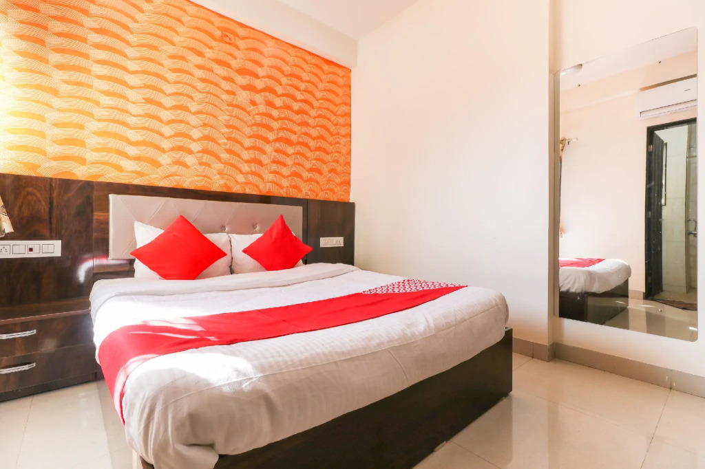 OYO 68826  R K Lodging And Amrut Restaurant