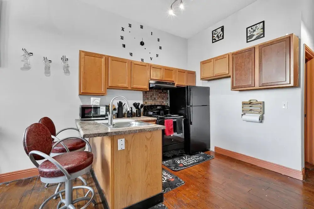 Beautiful 'rose Themed' Loft Near Downtown Detroit 1 Bedroom Apts