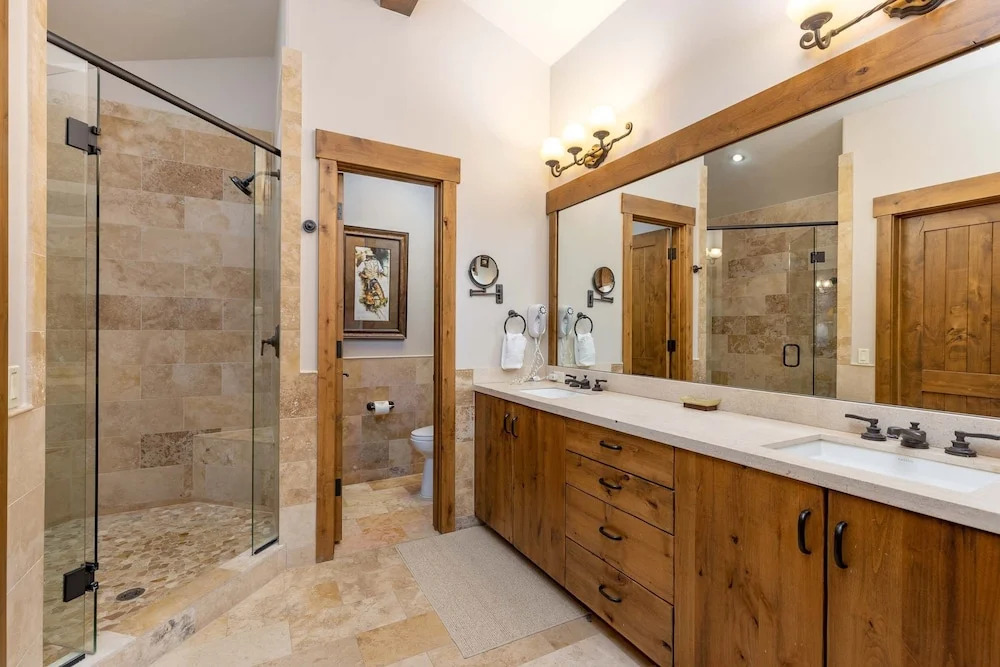 Amazing Pet-Friendly Executive Home, Ski-In Walk-Out - LR884 by Redawning