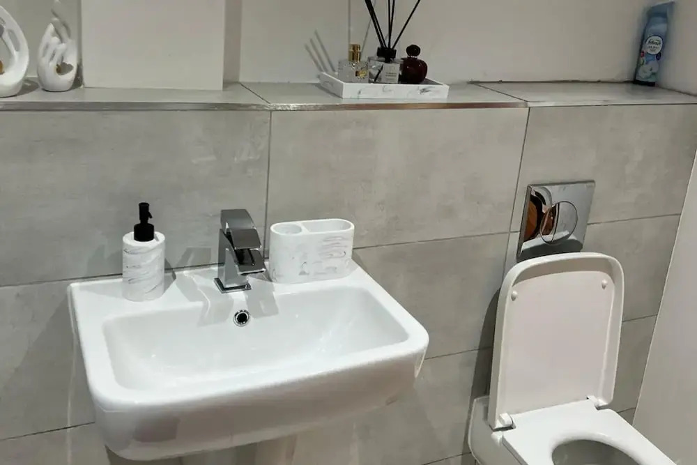 Stylish 2-bed Apt-private Parking-10mins to Centre
