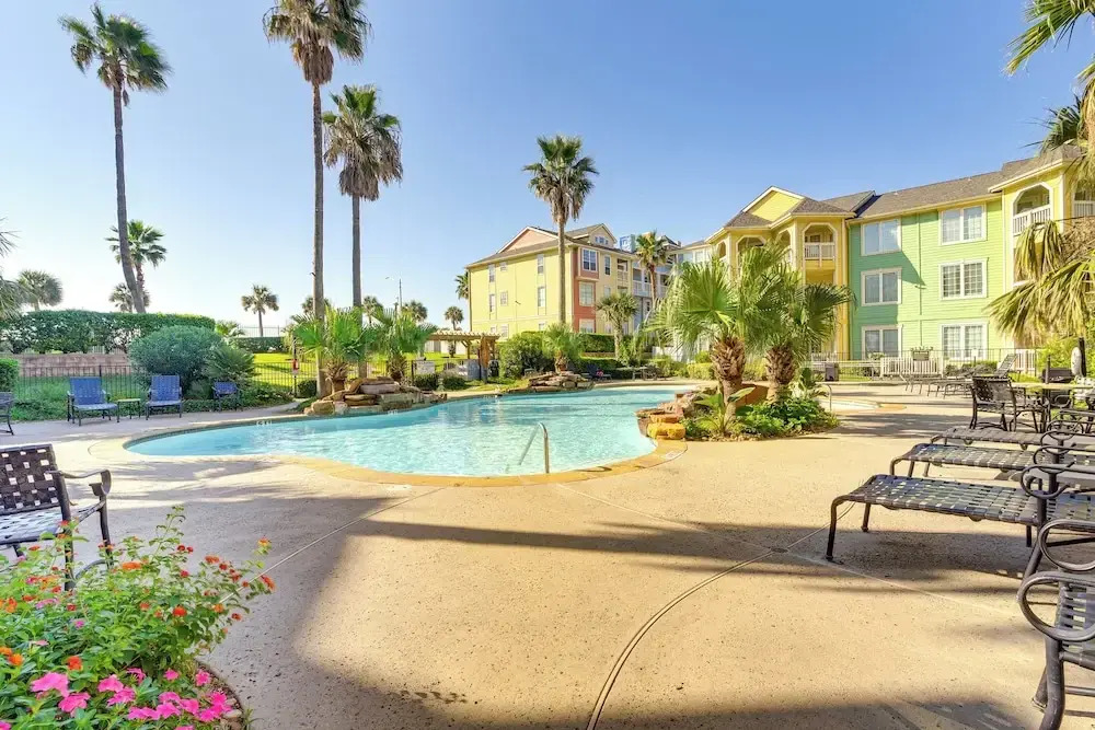 Walk to Babe's Beach! 3rd-floor Condo w/ Pool