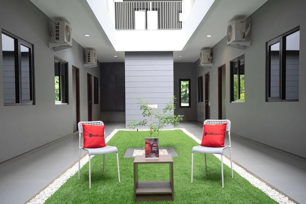 RedDoorz near JIEXPO Kemayoran