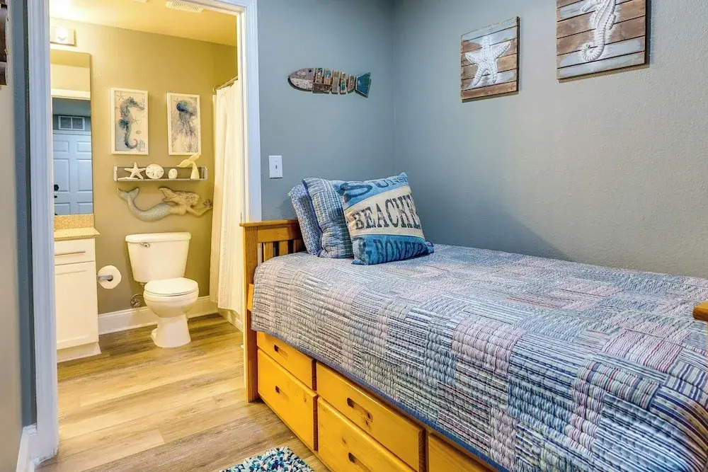 PCB Vacation Rental w/ Balcony & Beach Access!