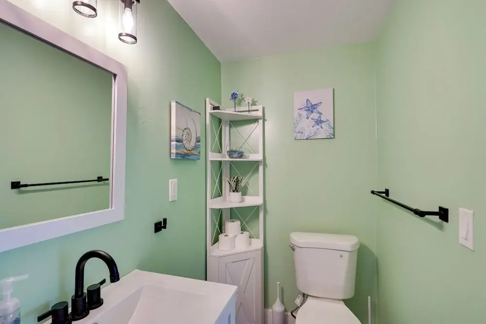< 1 Mi to Four Freedoms Beach: Canal-front Getaway