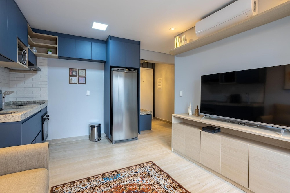 Apt in a Build. w/ a Rooftop Pool, Just 350m From the Metro - Ipis