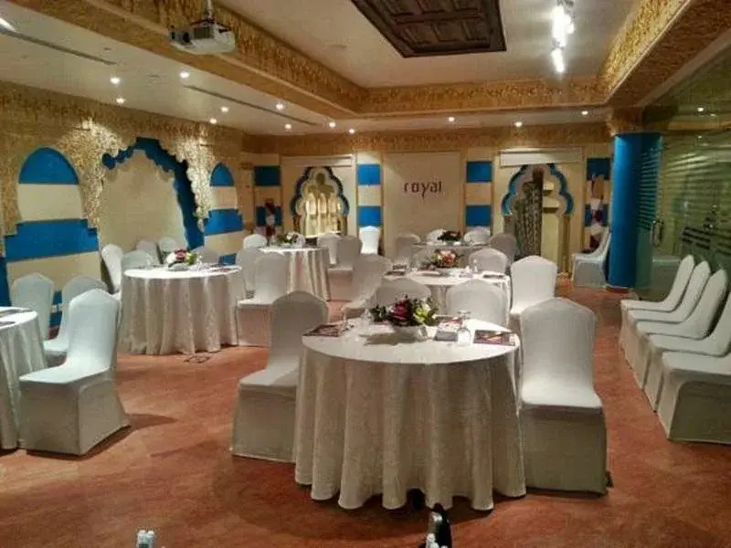 Royal Hotel & Suites