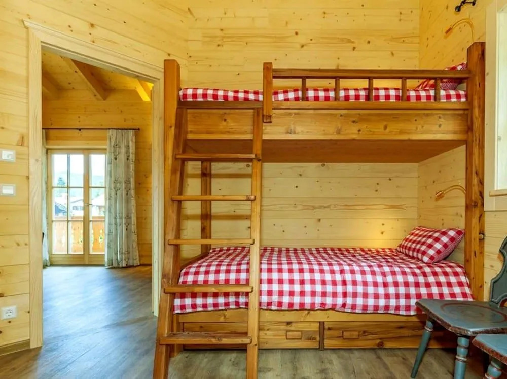Chalet unter weissblauem Himmel