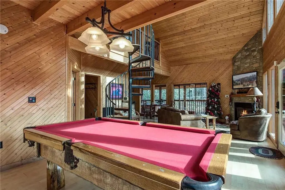 Dreams and Streams 2 Bedroom Home with Hot Tub