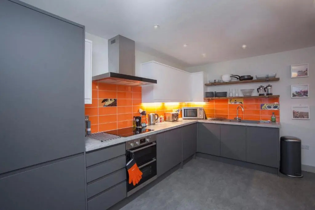higgihaus #3b 2-3 Bed Small Groups Hip Location Sleeps 4-8