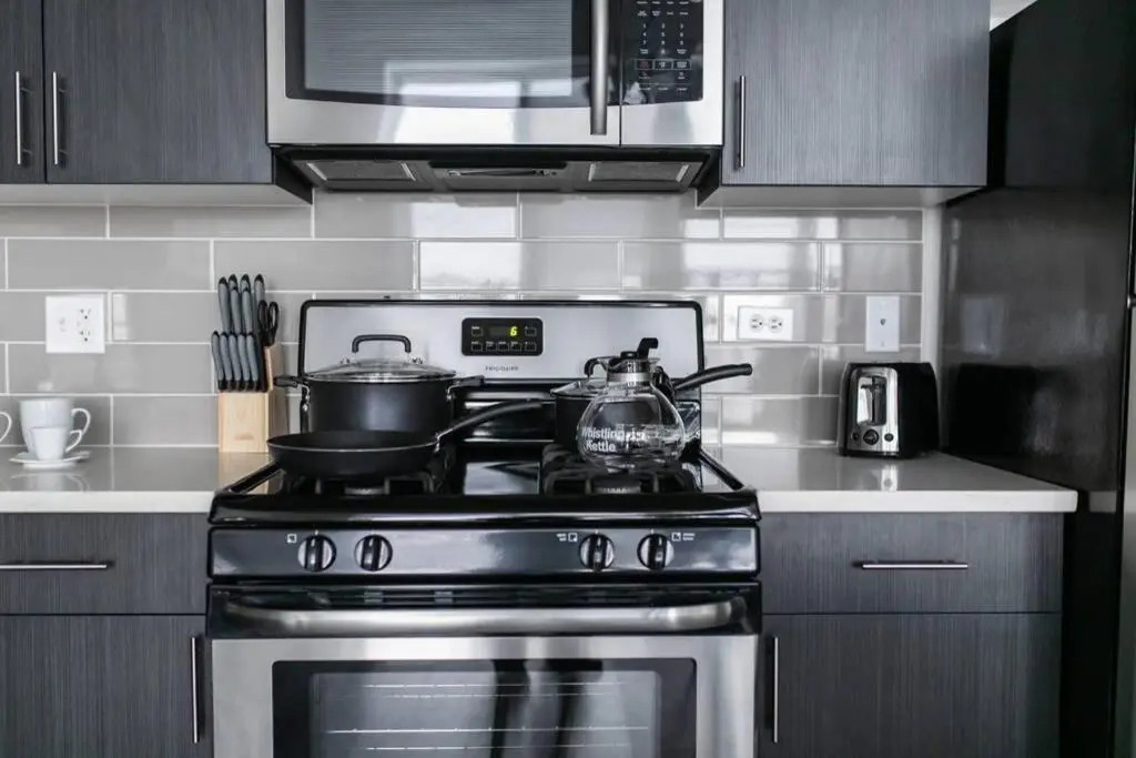 McCormick Place modern 2br-2ba Loft with optional parking for 6 guests