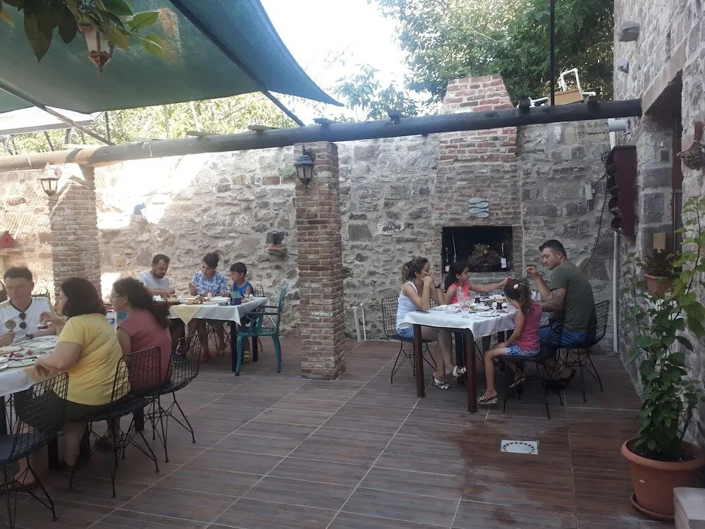 Hayat Alti Otel Ayvalik