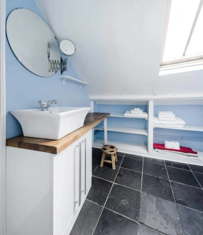 Spacious, Charming 3bd W/Balcony in Kennington