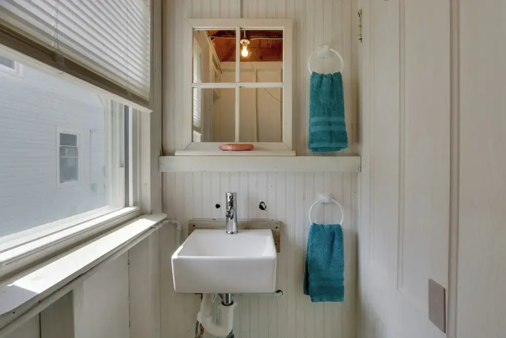 'grandma's Cottage' w/ Sunroom: Walk to Beach