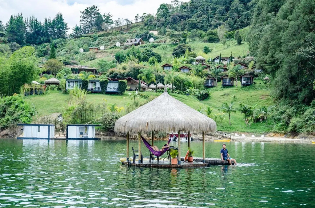 Hotel Pietrasanta Cabañas frente a la Represa Peñol Guatape