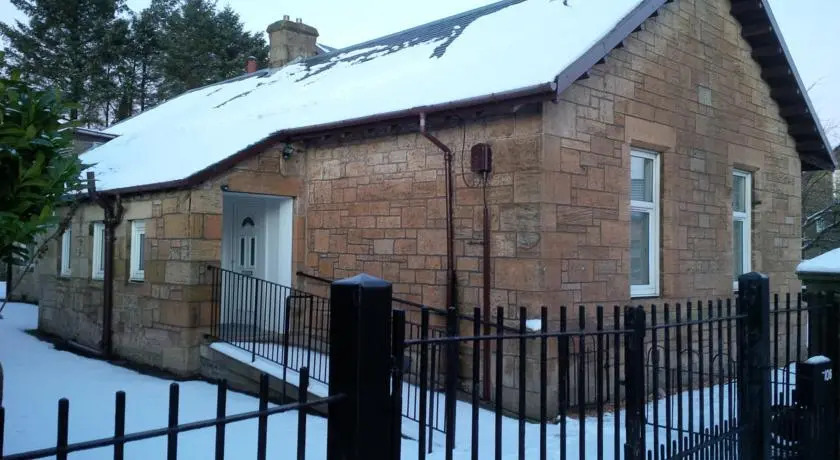 Spacious Holiday let midway between Edinburgh and Glasgow with three shower rooms