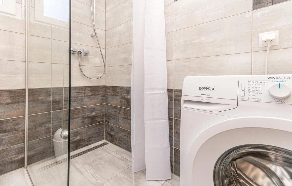 Nice Home in Ninski Stanovi With 4 Bedrooms and Wifi