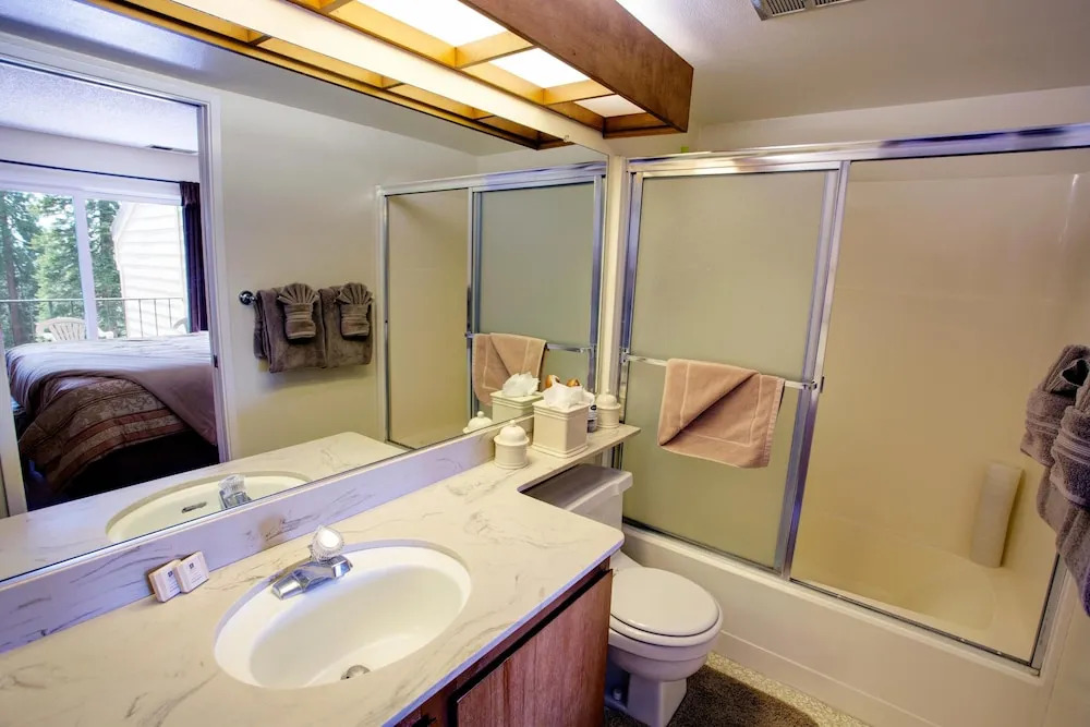 Stellers Jay Lake View  2 Bedroom Condo by RedAwning