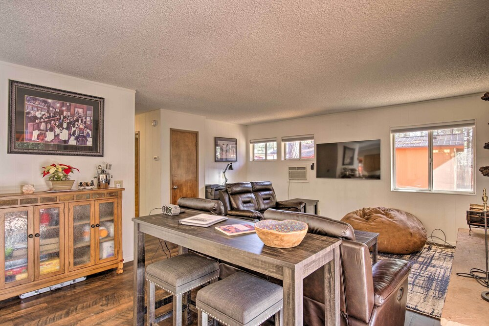 Hot Tub Hideaway in Pinetop: Bring Your Pet!