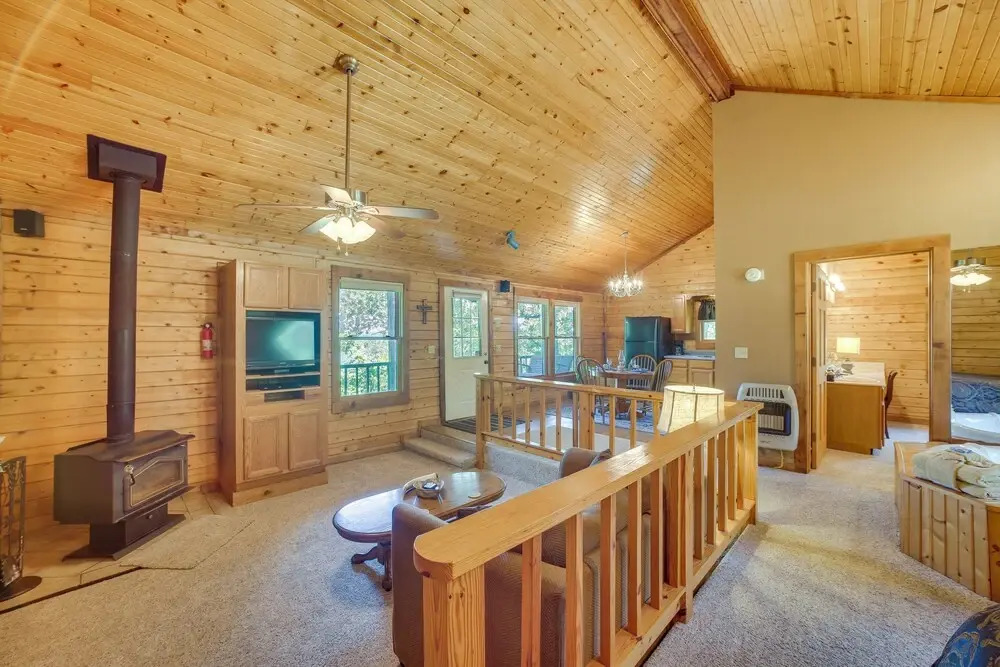 Studio w/ Mtn Views, 1 Mi to Thorncrown Chapel!