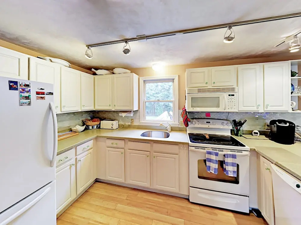 Walk to Beach: South Chatham Home