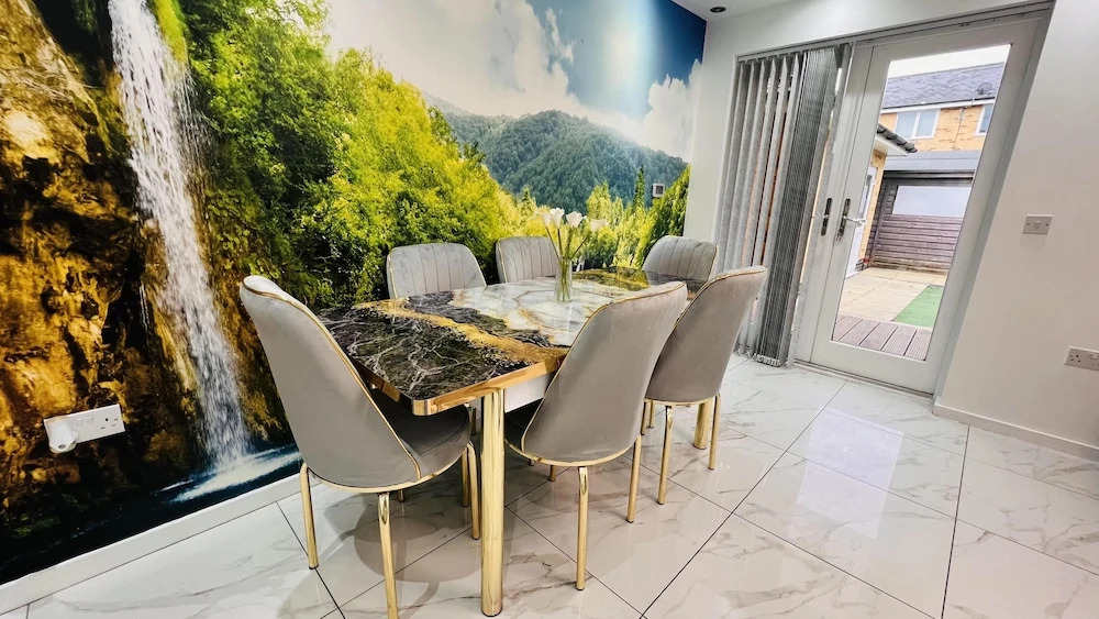 Northolt - House - Sleeps 6 - Parking - Garden