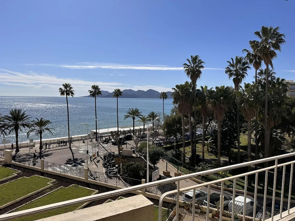 One Bedroom Apartment in Cannes With a Balcony and Great sea Views - 821