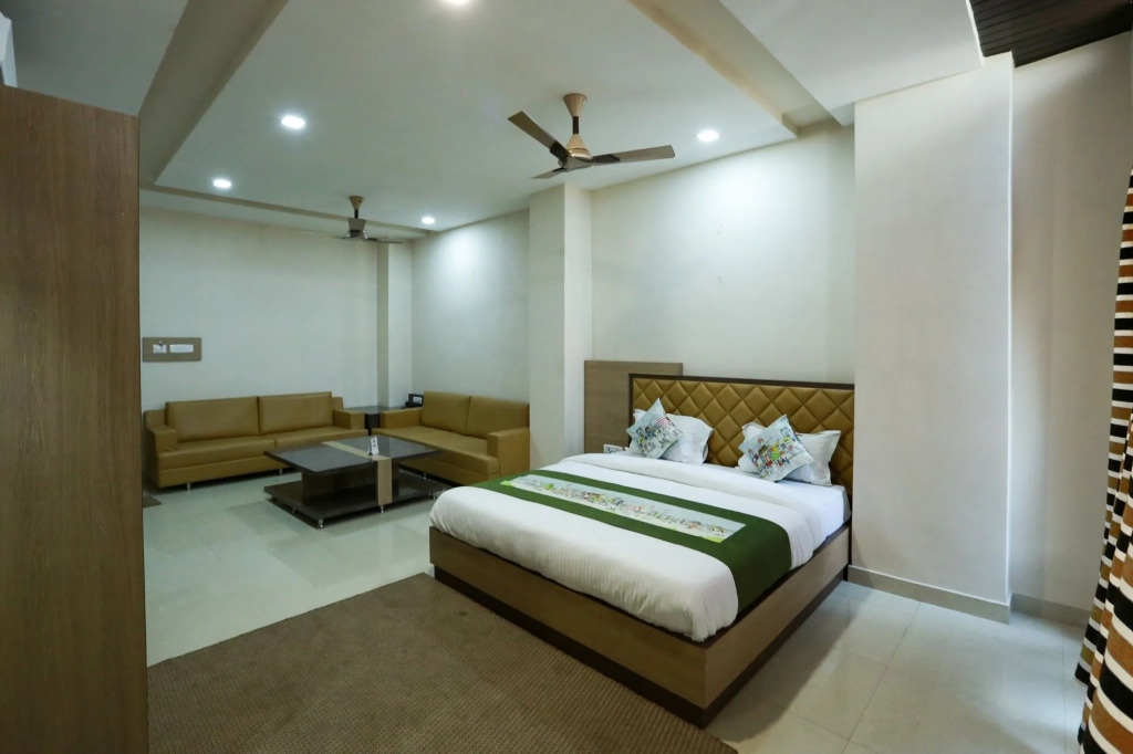 Royal Crown By OYO Rooms