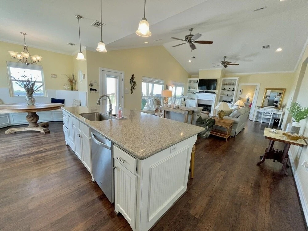 Beachy Beach 3 Bedroom Home by Redawning