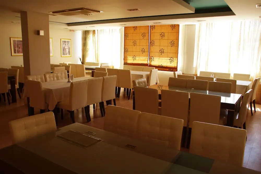 Saronis Hotel