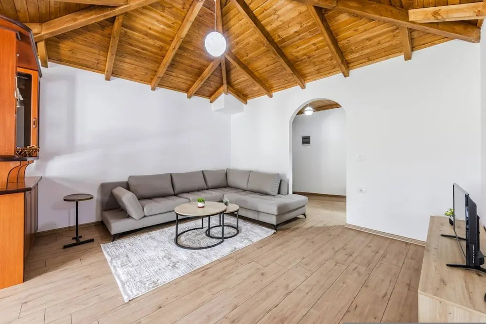 Hillside Apartment Gjirokast r 2BR With Balcony