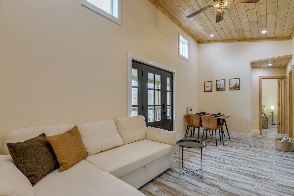 Walk to Main St! Mtn-view Getaway in Waynesville